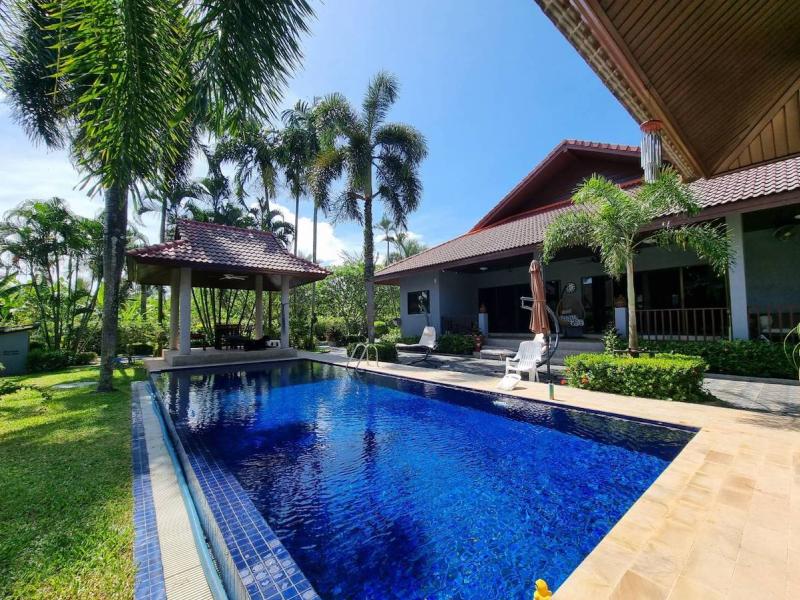 Spacious pool villa