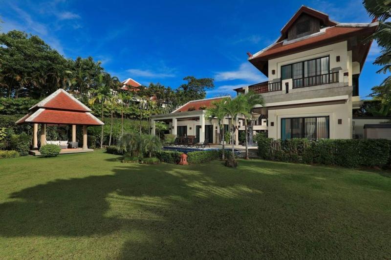 Luxury pool villa naiharn ban bua