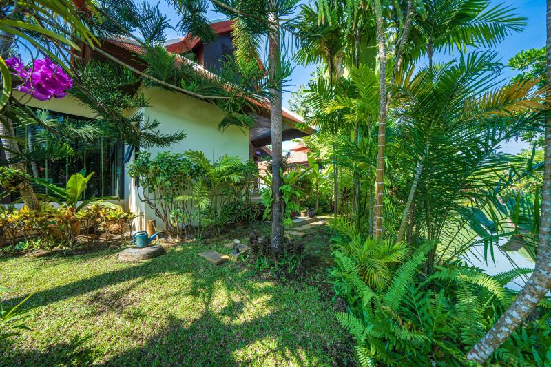 Huge 4 bedroom private pool villa in mint condition - Baan Bua Naiharn 