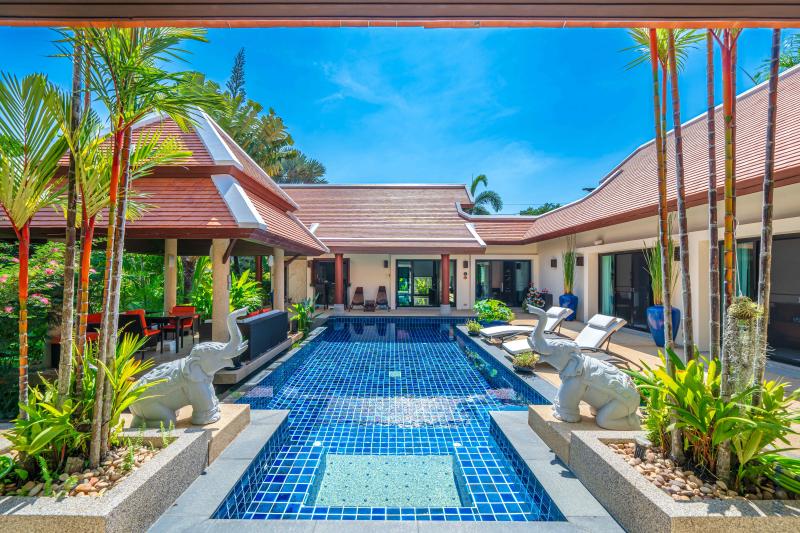 Huge 4 bedroom private pool villa in mint condition - Baan Bua Naiharn 