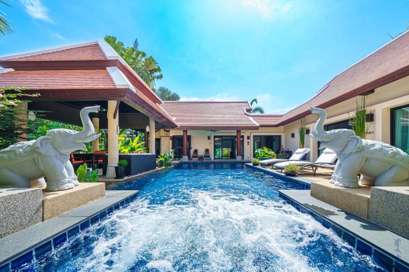 Huge 4 bedroom private pool villa in mint condition - Baan Bua Naiharn 