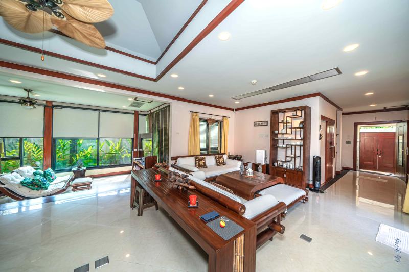 Huge 4 bedroom private pool villa in mint condition - Baan Bua Naiharn 